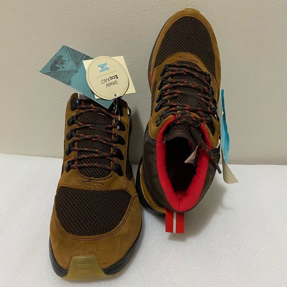 TOMS Men's Waterproof Distressed Leather Shoes - Picture 1 of 9